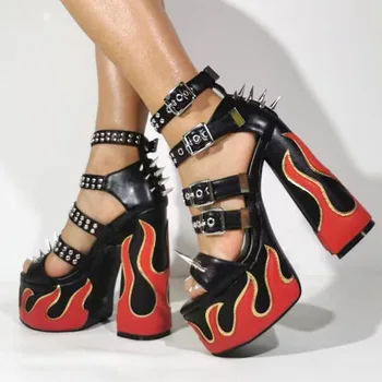 Модные пряжки для ремня, шипы с заклепками, Летние сандалии на платформе Красного пламени, женская обувь из черной матовой кожи на квадратном массивном каблуке в стиле панк