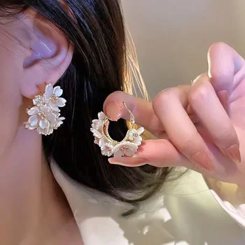 Новые изысканные серьги-кольца с белым цветком для женщин, модные универсальные серьги C, Корейский тренд, Элегантные ювелирные изделия