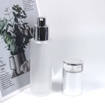 цилиндрическая бутылка для эмульсии из прозрачного матового стекла объемом 60 мл с серебряной крышкой